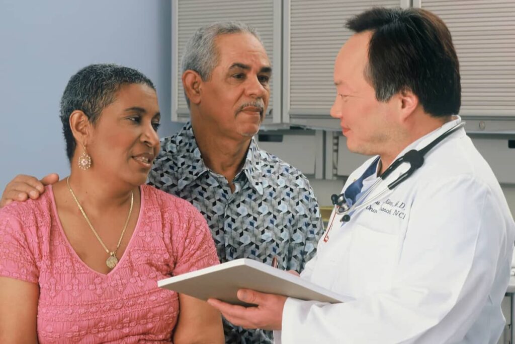 Médico conversando com pacientes quanto cobrar pela consulta médica,