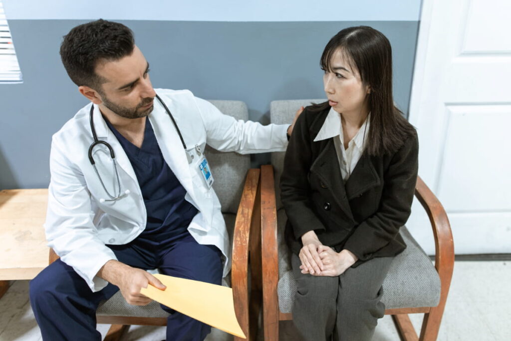 Médico confortando paciente com síndrome do jaleco branco.