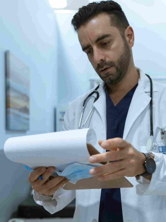 médico analisando registros do paciente referentes ao erro médico