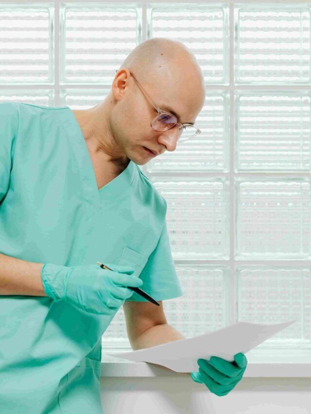 medico proximo a janela observando relatorio de paciente