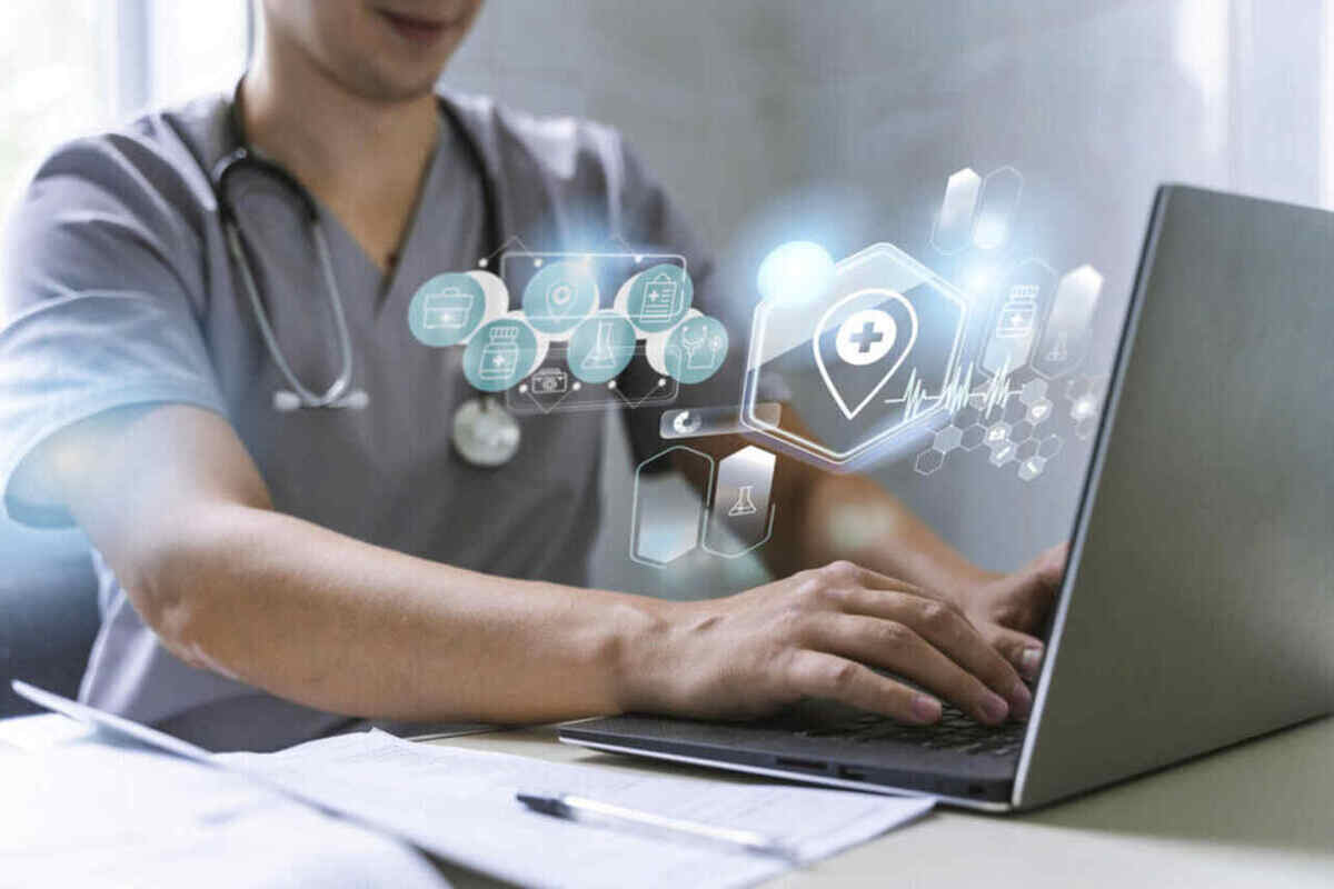 Um médico de jaleco e estetoscópio que entende o triple aim utiliza um notebook