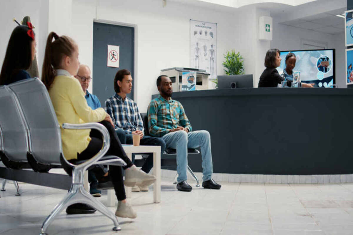 sala de espera de um consultório com pacientes esperando