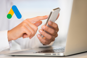 imagem de uma médica tocando no celular e a logo do google ads proxima