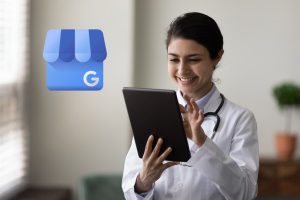 Médica sorrindo enquanto usa um tablet, representando a importância das avaliações de pacientes no Google para clínicas e consultórios.