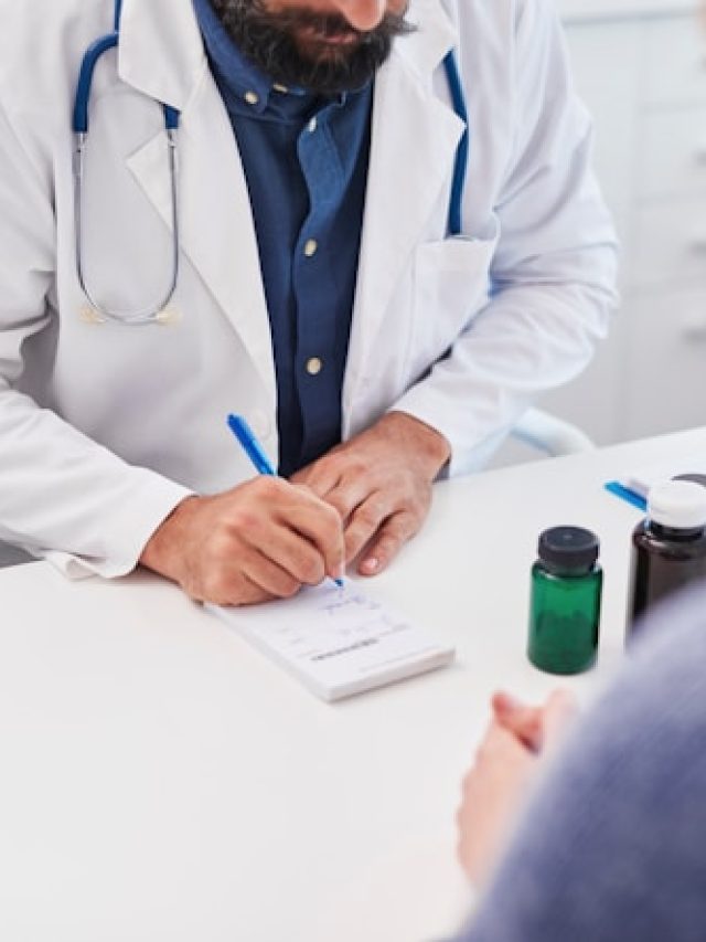 Médico preparando para a paciente sua receita branca