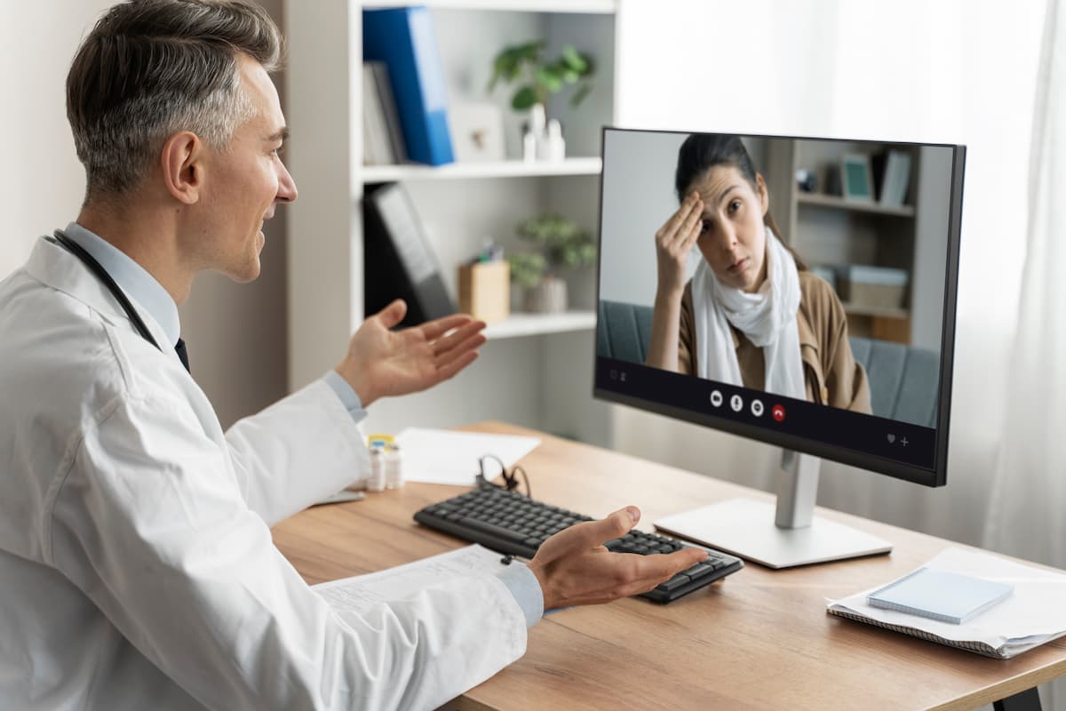Médico realizando uma teleconsulta com paciente via chamada de vídeo, exemplificando atendimento remoto por tecnologia digital.