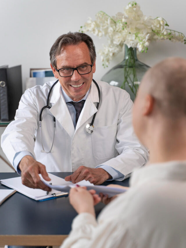 Médico sorridente por acompanhar os avanços positivos do seu paciente, documentados por meio de anamnese completa.