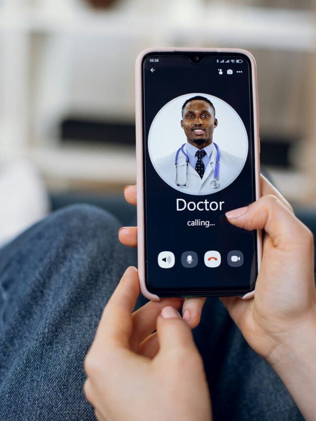 pessoa no sofá segurando celular enquanto inicia chamada com o seu médico para teleconsulta