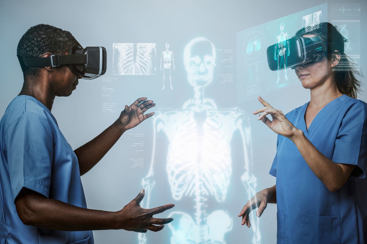 Profissionais usando realidade virtual para visualizar exames radiológicos, representando o que é RIS na radiologia e suas vantagens.
