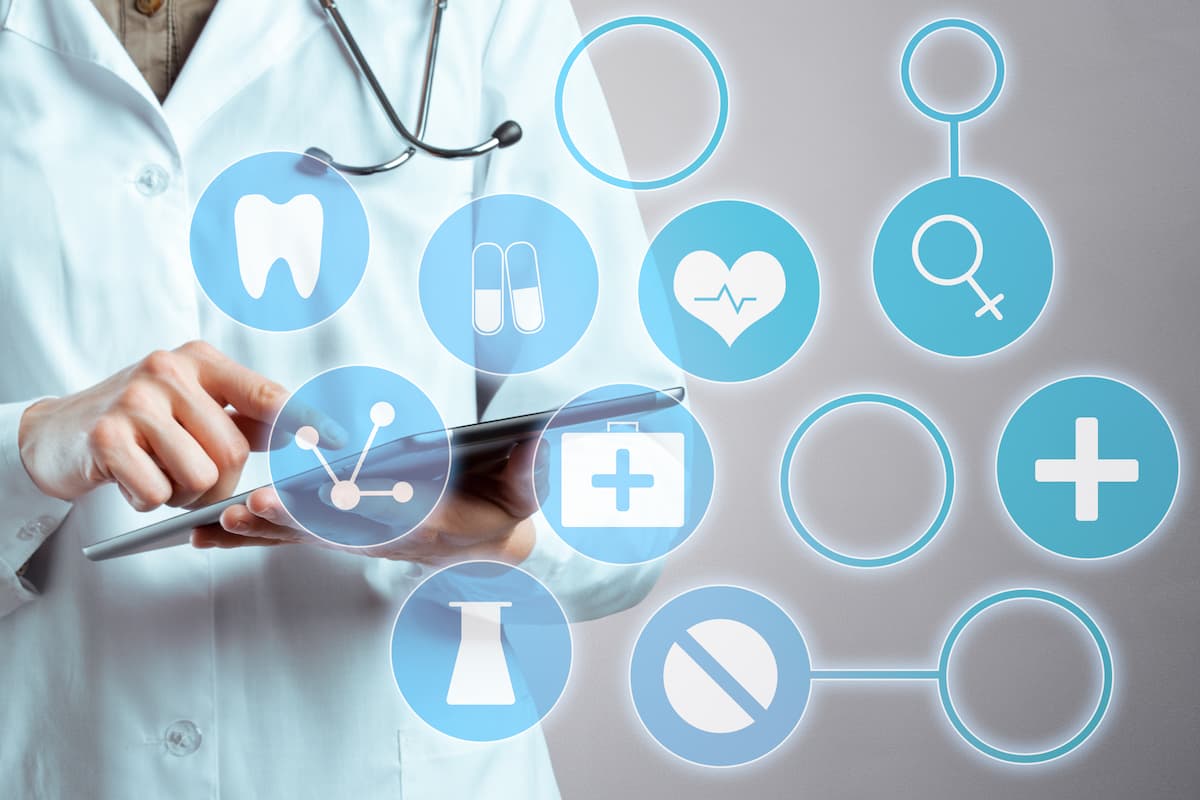 Profissional da saúde usando tablet com ícones digitais representando planos de saúde e odontológicos, inovação e tecnologia.