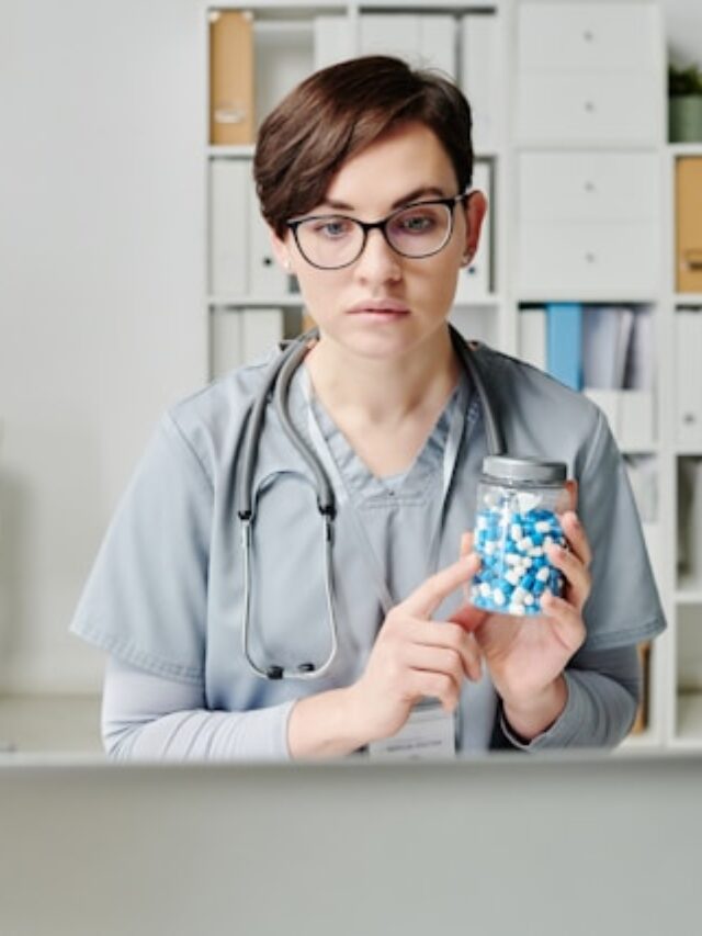 Médica em teleconsulta efetuando a dispensação de medicamentos.