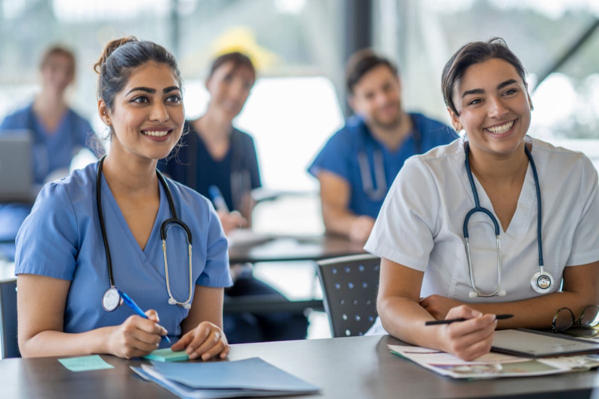 Estudantes de enfermagem em sala de aula, refletindo o futuro do ensino em saúde com aprendizado dinâmico e colaborativo.