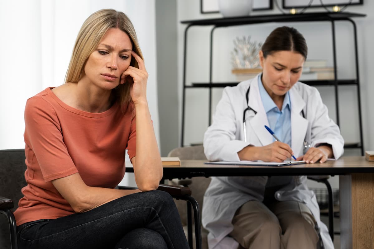 Mulher preocupada em consulta médica. Conceito relacionado a tipos de transtornos mentais e comportamentais.