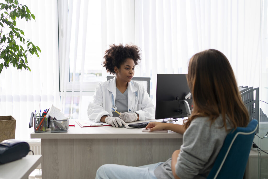 Pessoa em uma consulta medica esperando na recepção da clinica - Foto: Freepik