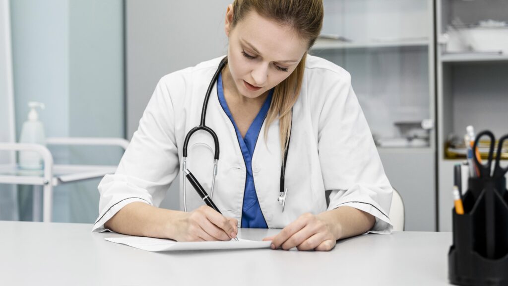 médico escrevendo uma receita - Foto: FReepik
