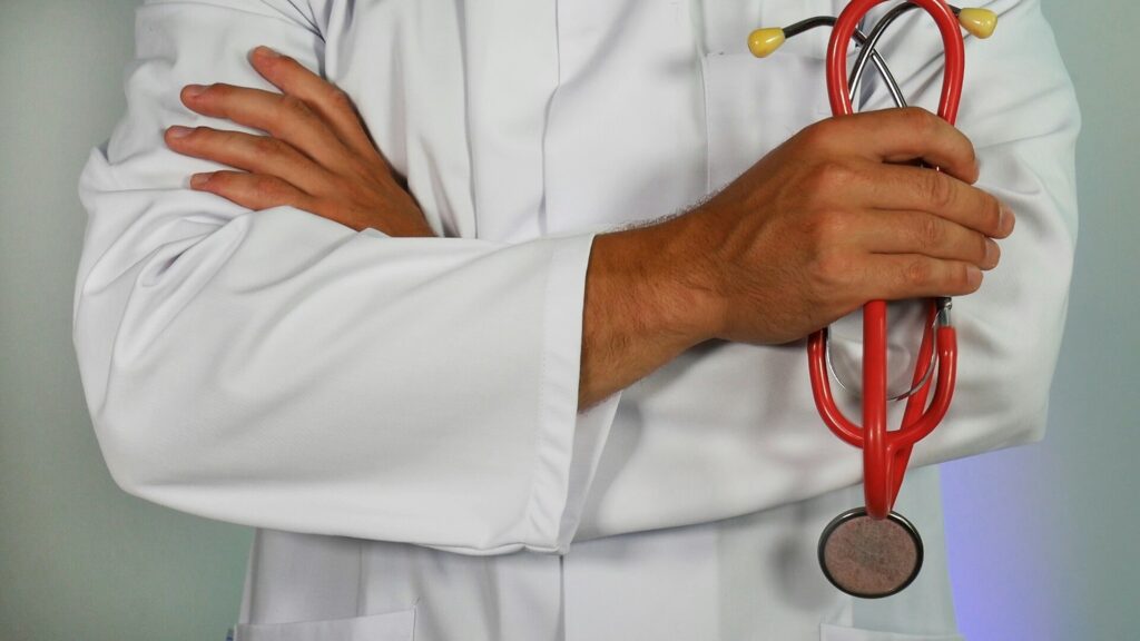 Médico com estetoscópio - Foto: Unsplash