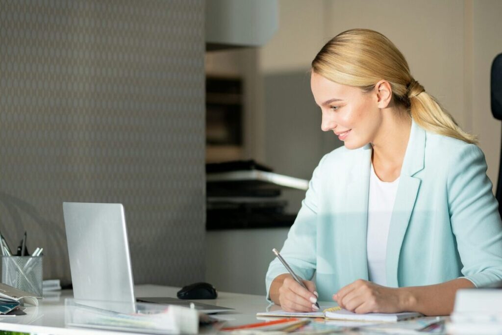 gestora de clínica sorrindo para computador, que conta com o backup automático de dados do conclínica