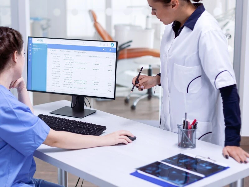 m&eacute;dica e enfermeira acompanhando o fluxo de caixa em cl&iacute;nicas m&eacute;dicas pela tela do computador
