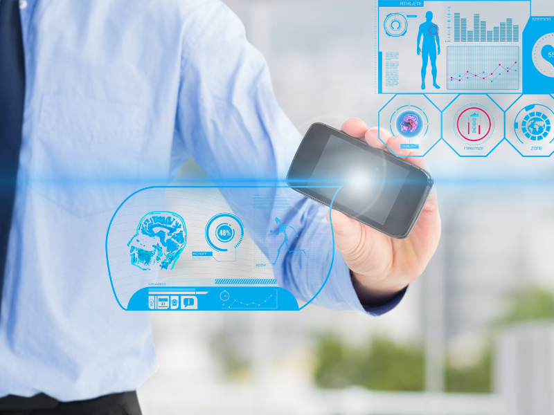 A imagem é uma montagem digital (conceitual) que representa a intersecção de tecnologia móvel e dados de saúde, com foco em uma interface futurista.