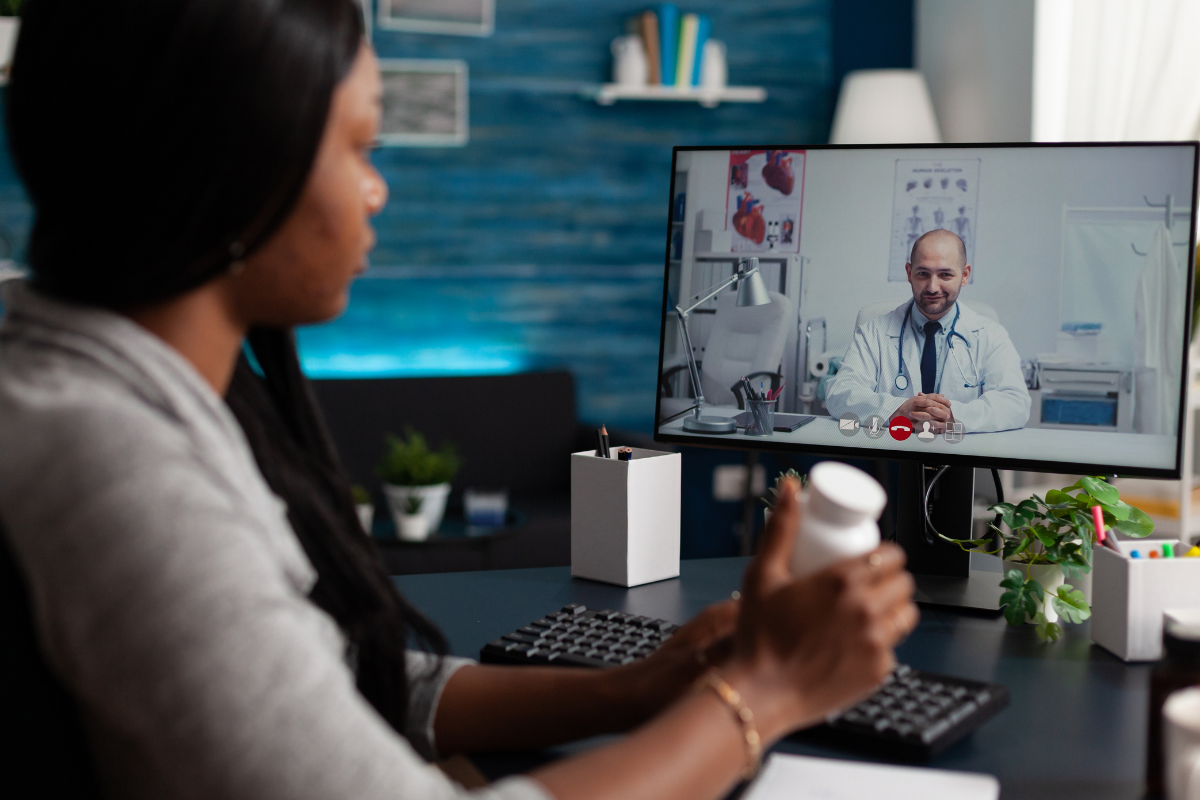 A cena transmite tecnologia, praticidade e cuidado remoto em saúde.