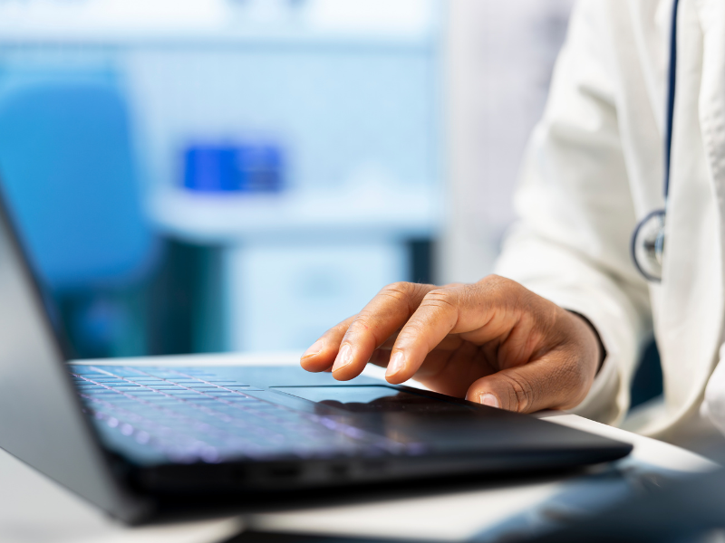 O arquivo de imagem enviado mostra um close-up (plano detalhe) de uma mão sobre o teclado de um notebook.