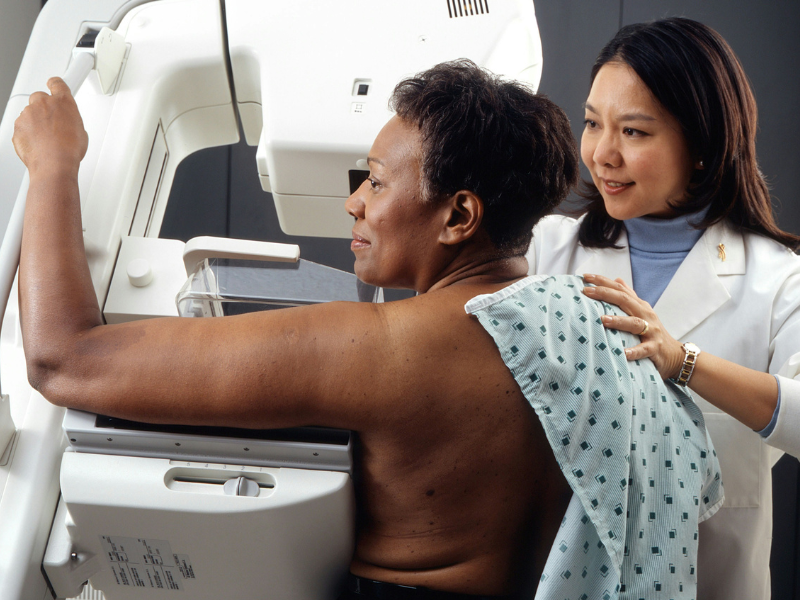 Foto retrata um momento em um exame de mamografia, que é o principal método de rastreamento do câncer de mama.