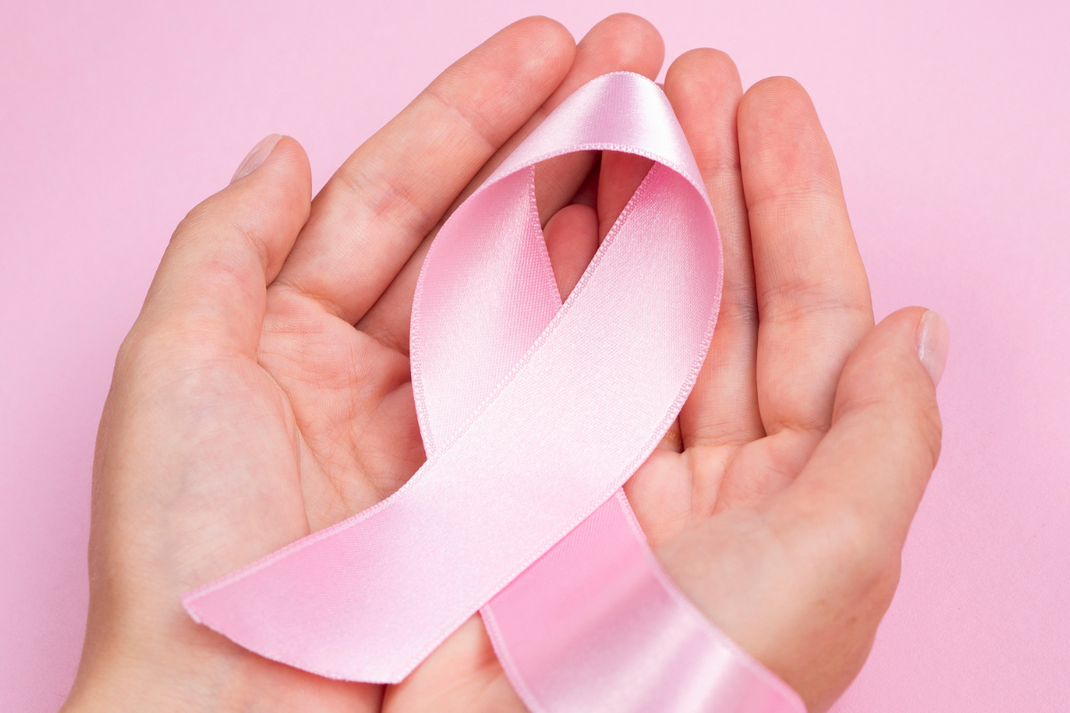 O arquivo de imagem enviado, cujo nome sugere "Outubro Rosa", é um close-up que apresenta um símbolo universalmente reconhecido de conscientização sobre o câncer de mama.