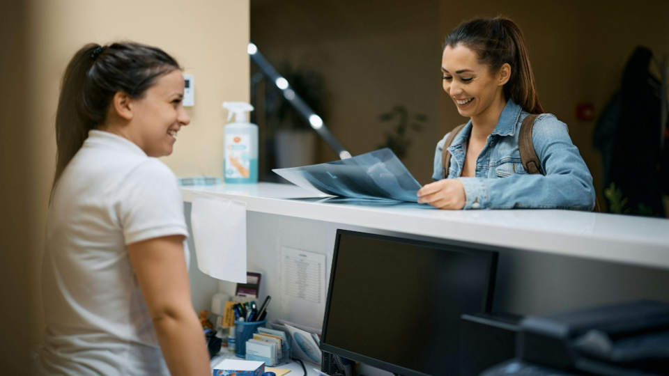 O Gemini disseEsta imagem retrata uma interação positiva e descontraída em uma recepção de clínica médica.