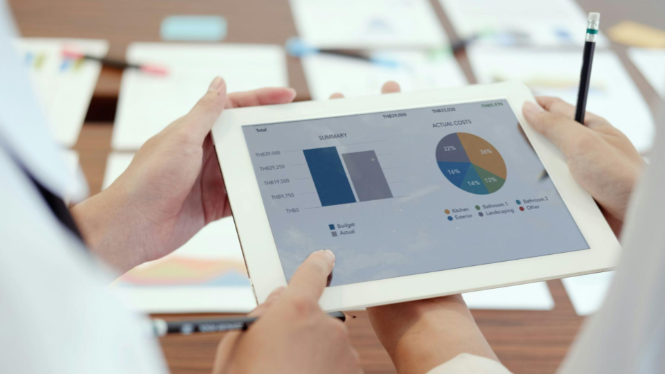 Esta imagem apresenta um registro em primeiro plano focado na análise de dados financeiros e de gestão, reforçando a ideia de planejamento estratégico e tecnologia.