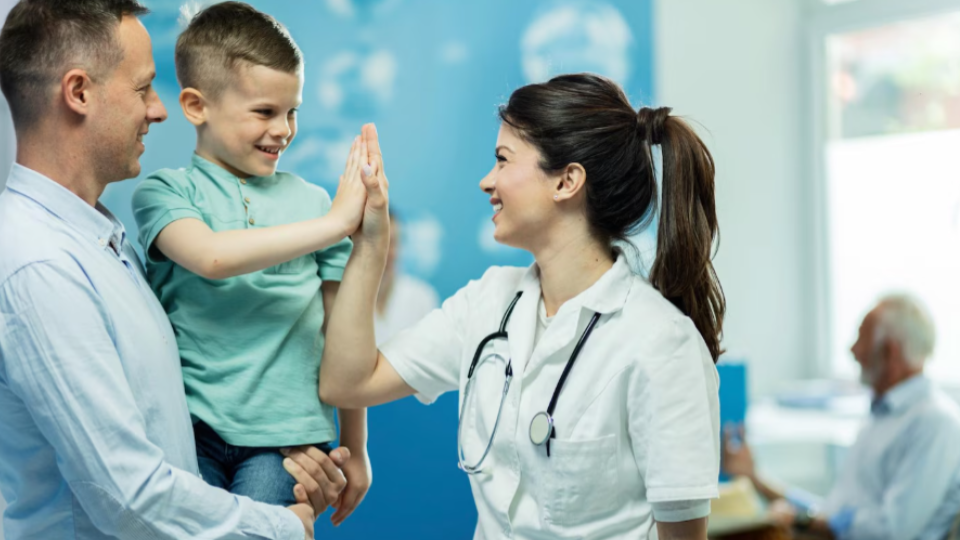 retrata uma cena calorosa e humanizada em um ambiente de saúde, com foco no atendimento infantojuvenil ou pediátrico.