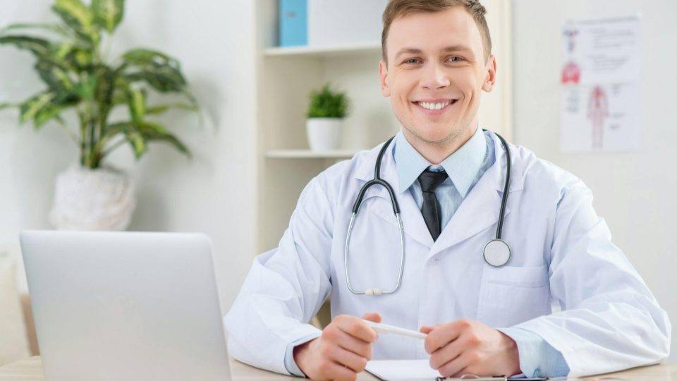 retrata um profissional de saúde em um ambiente de consultório, transmitindo uma postura acolhedora e confiante.