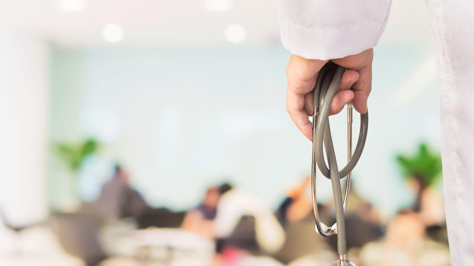 remete fortemente à área da saúde, utilizando um recurso de foco seletivo para destacar o papel do profissional de medicina.