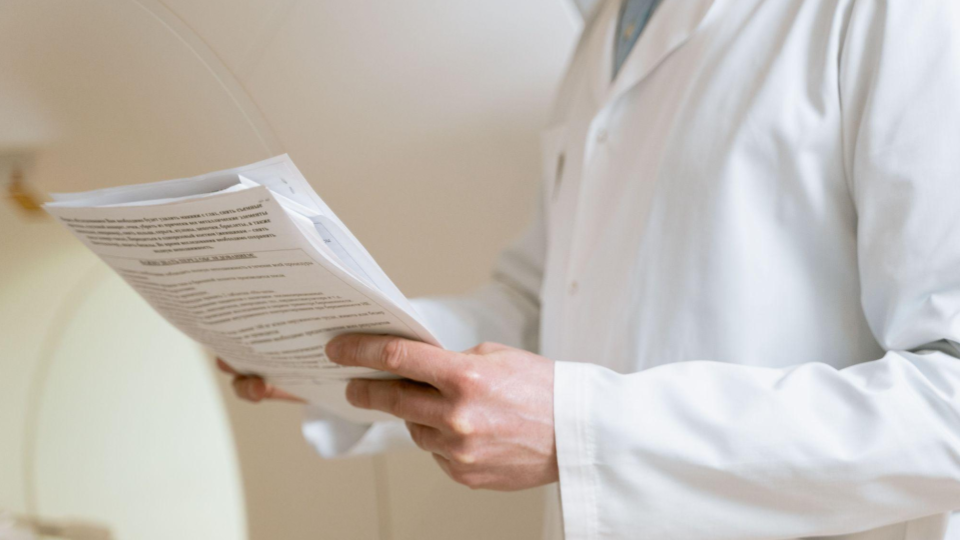 captura um momento focado na análise de dados e prontuários médicos dentro de uma instituição de saúde.