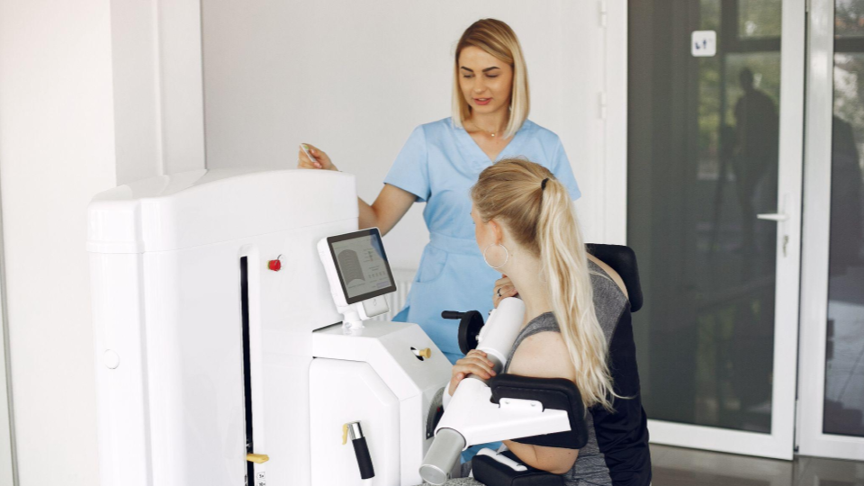 A imagem mostra uma sessão de fisioterapia, reabilitação ou avaliação física utilizando um equipamento tecnológico avançado.