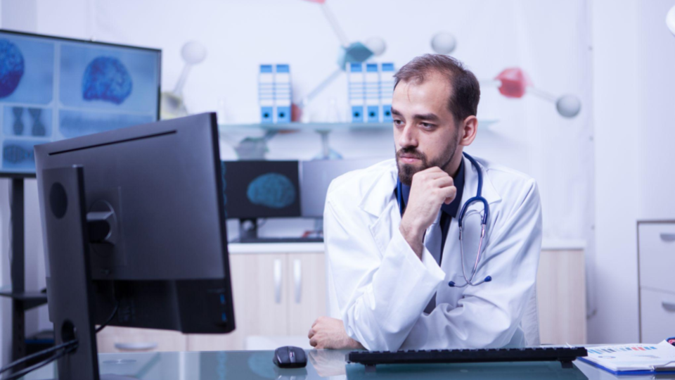 Gestor de saúde utilizando o software Conclínica para garantir a proteção de dados e adequação à LGPD para clínicas médicas.