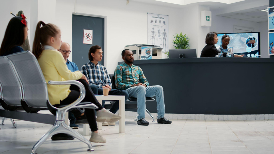 Pacientes aguardam atendimento em uma sala de espera de clínica médica, ilustrando o aumento da demanda e a importância de uma gestão eficiente para o crescimento sustentável de clínicas.