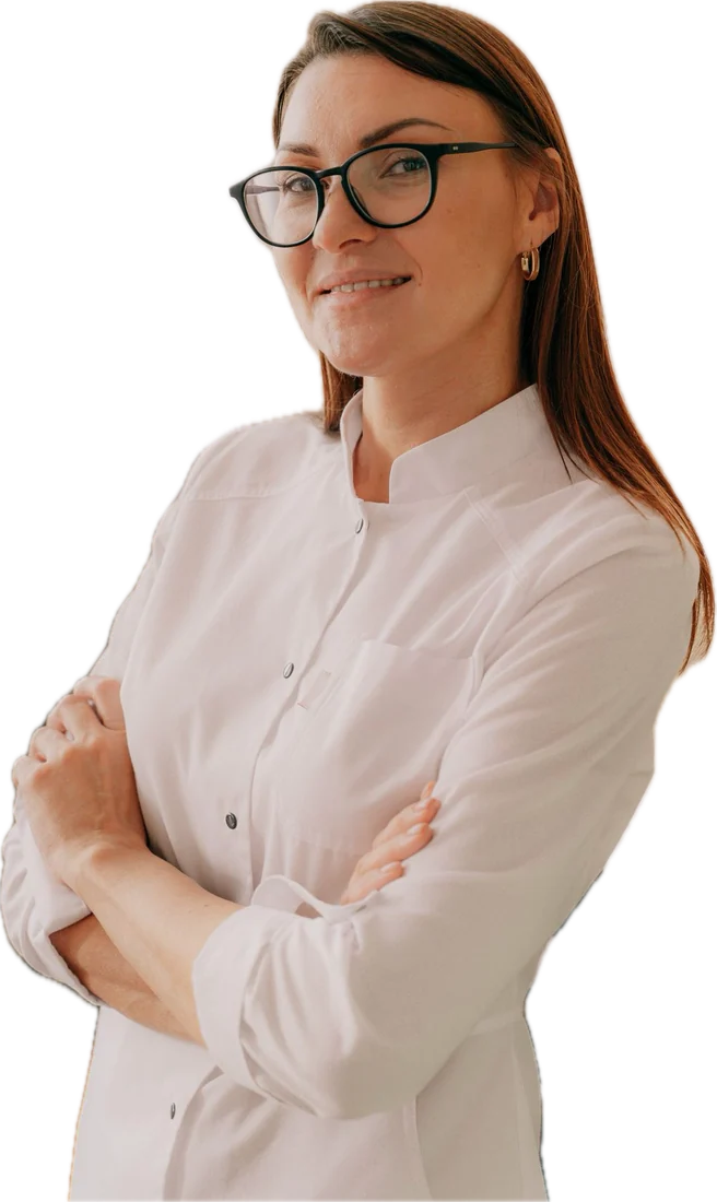 Esteticista sorrindo de braços cruzados