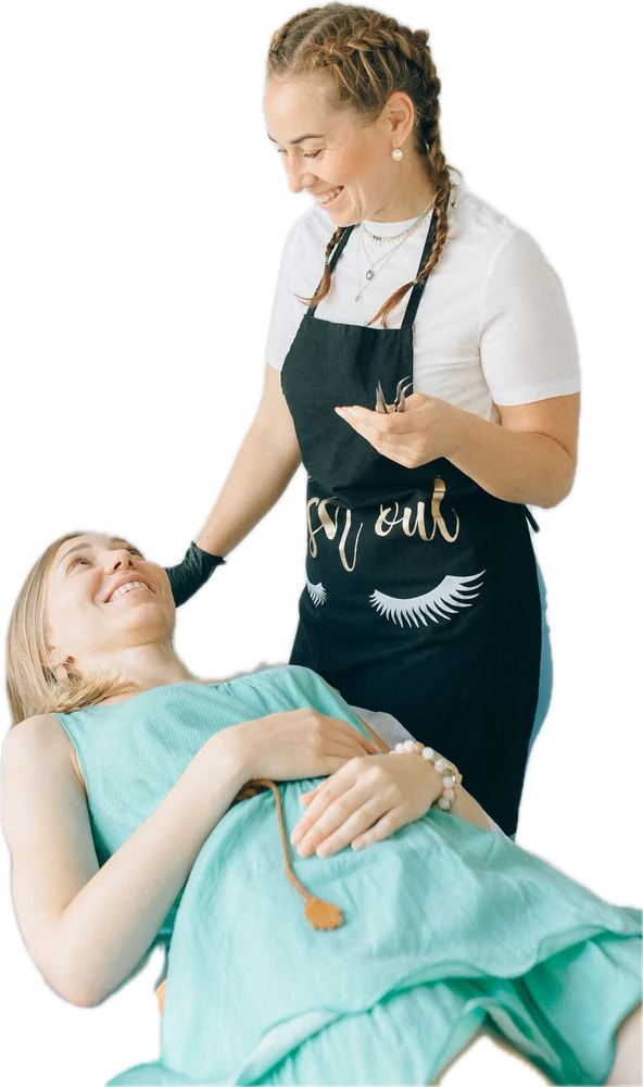 Esteticista sorrindo para uma cliente durante o atendimento