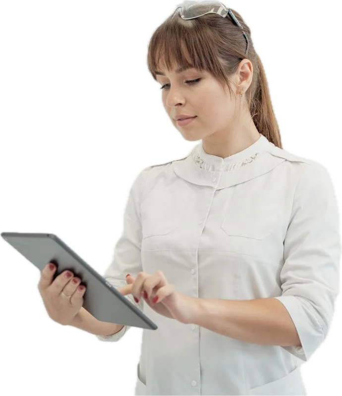 Esteticista consultando a agenda no tablet