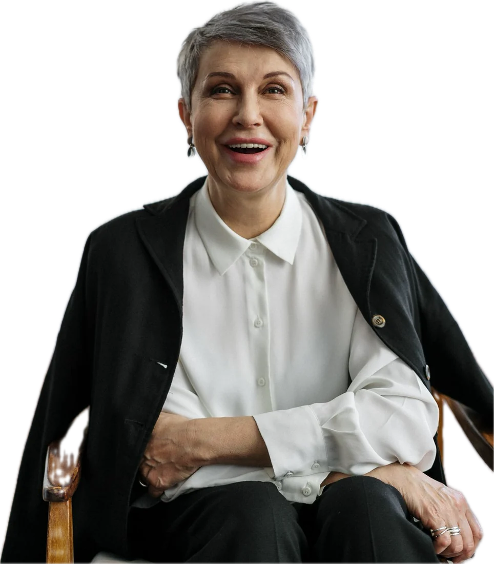 Psicóloga sorrindo no consultório