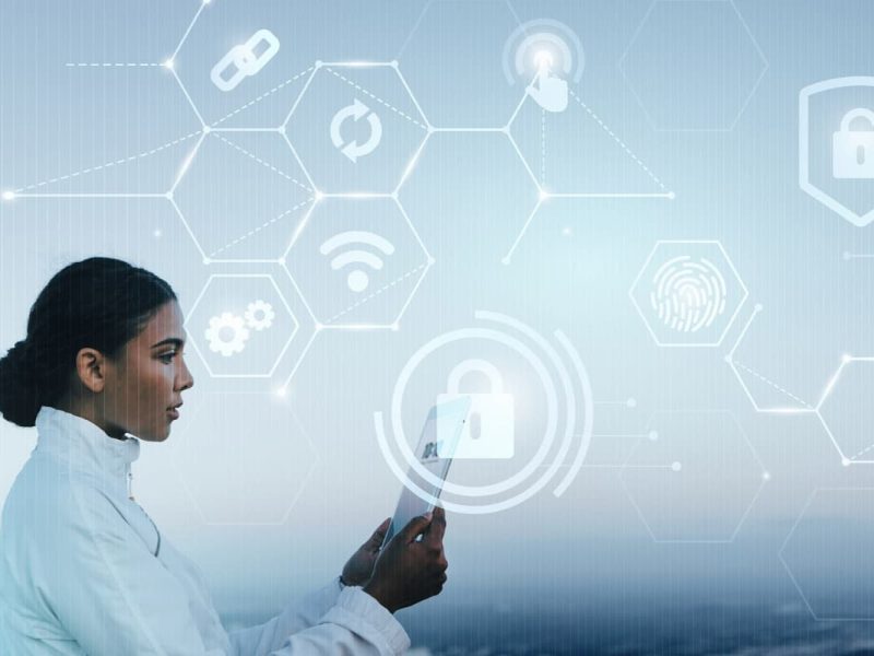 Médica com hologramas que simbolizando a Lei Geral de Proteção de Dados (LGPD) na medicina.