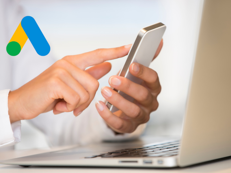 imagem de uma médica tocando no celular e a logo do google ads proxima