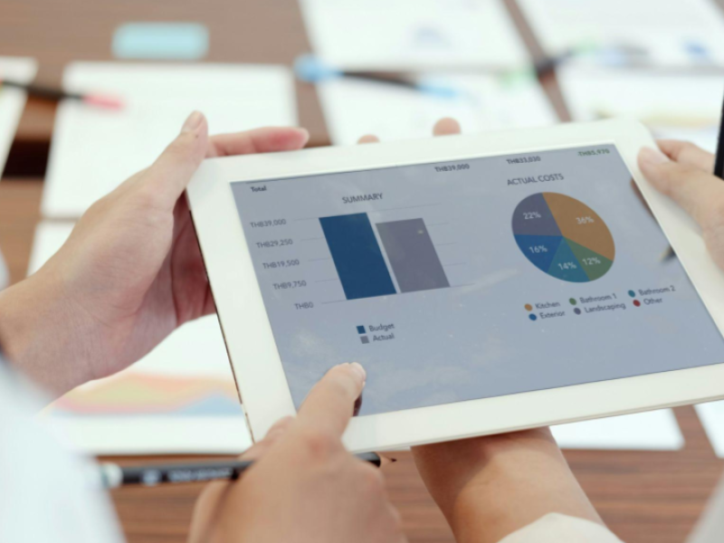 Esta imagem apresenta um registro em primeiro plano focado na análise de dados financeiros e de gestão, reforçando a ideia de planejamento estratégico e tecnologia.