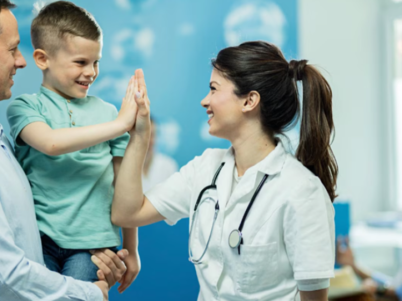 retrata uma cena calorosa e humanizada em um ambiente de saúde, com foco no atendimento infantojuvenil ou pediátrico.