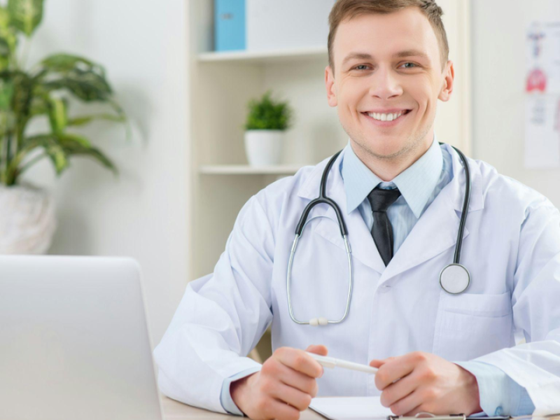 retrata um profissional de saúde em um ambiente de consultório, transmitindo uma postura acolhedora e confiante.