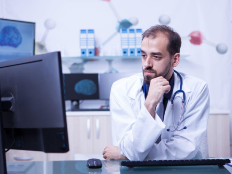 Gestor de saúde utilizando o software Conclínica para garantir a proteção de dados e adequação à LGPD para clínicas médicas.