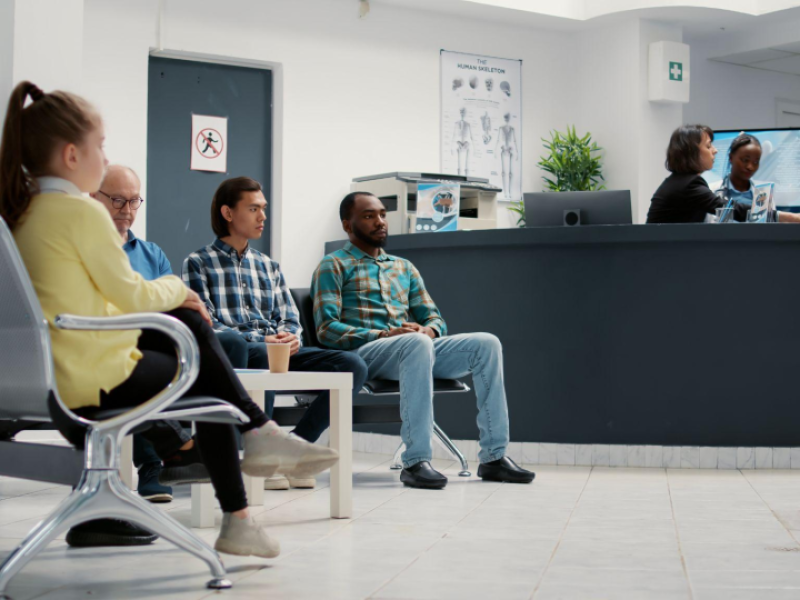 Pacientes aguardam atendimento em uma sala de espera de clínica médica, ilustrando o aumento da demanda e a importância de uma gestão eficiente para o crescimento sustentável de clínicas.