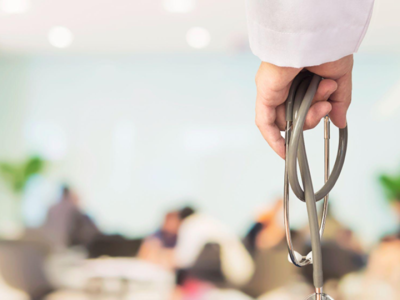remete fortemente à área da saúde, utilizando um recurso de foco seletivo para destacar o papel do profissional de medicina.