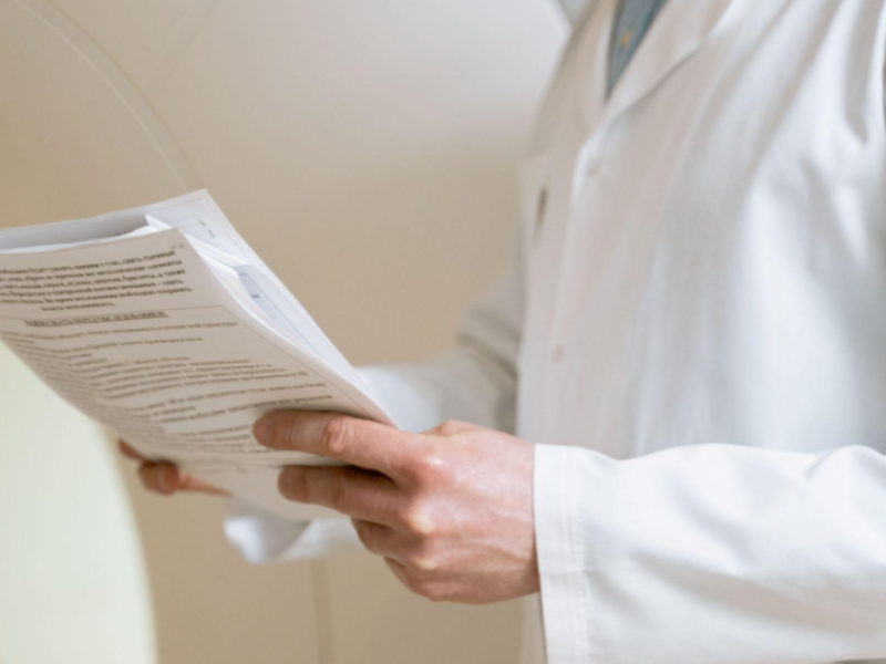 captura um momento focado na análise de dados e prontuários médicos dentro de uma instituição de saúde.