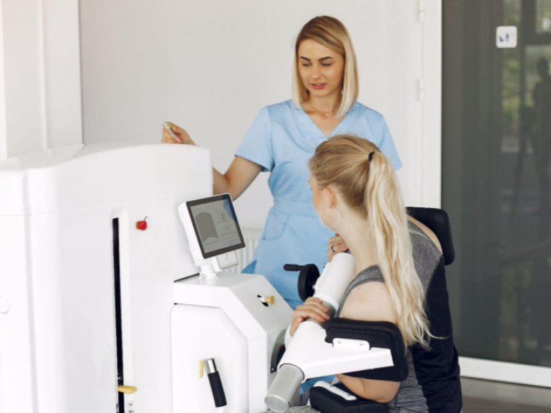 A imagem mostra uma sessão de fisioterapia, reabilitação ou avaliação física utilizando um equipamento tecnológico avançado.